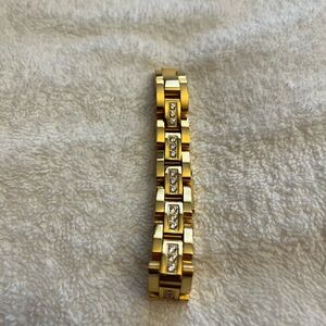 Elegant Gold Bracelet with Crystal Accents